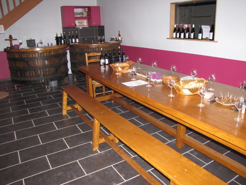 Salle de dégustation de l'assiette du vigneron au domaine des Béguineries à Chinon